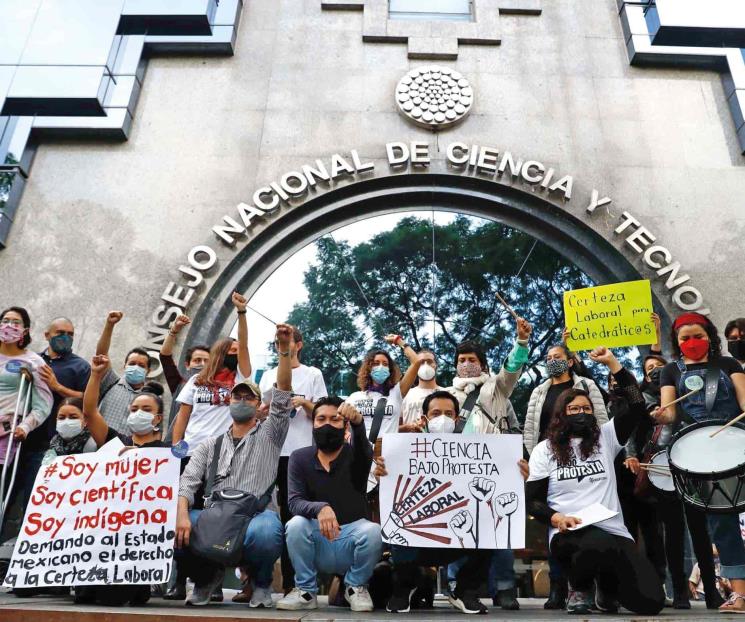 Científicos, aún sin copia de carpeta en su contra