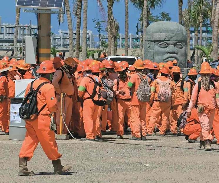 Tras caos por protestas en Dos Bocas, obreros ingresan