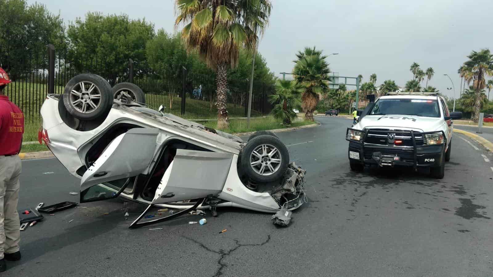 El aparente exceso de velocidad en que se desplazaba, ocasionó que un conductor perdiera el control de su unidad y terminara volcándose
