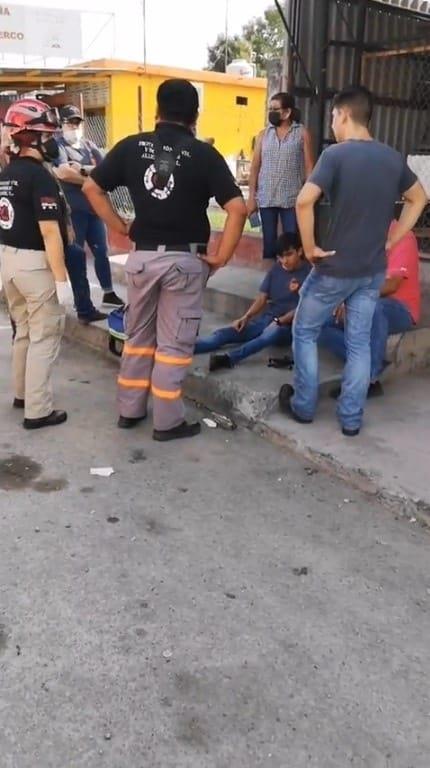 Recibe cerrón y derrapa en su moto