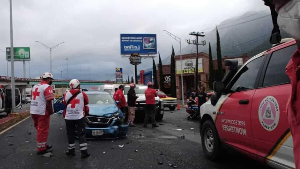 Fallece al estrellar auto en puente