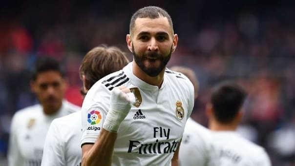 Renueva Benzema dos años con Real Madrid