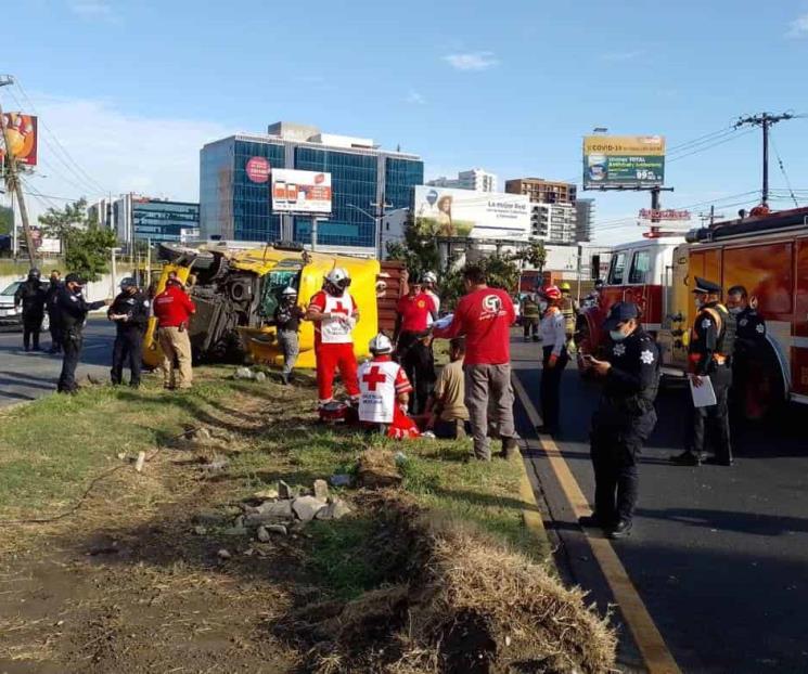 Volcadura deja un menor sin vida y tres lesionados