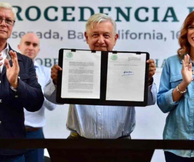 Firma AMLO decreto para regularizar autos chocolate