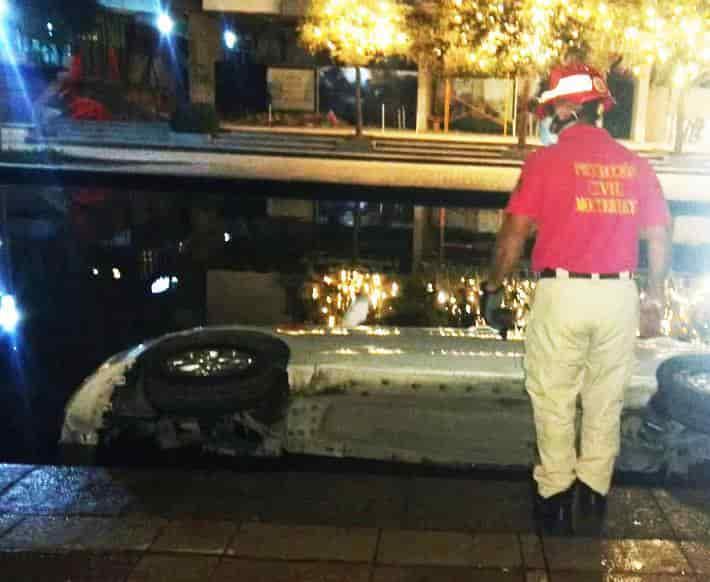 Cae auto al Paseo Santa Lucía