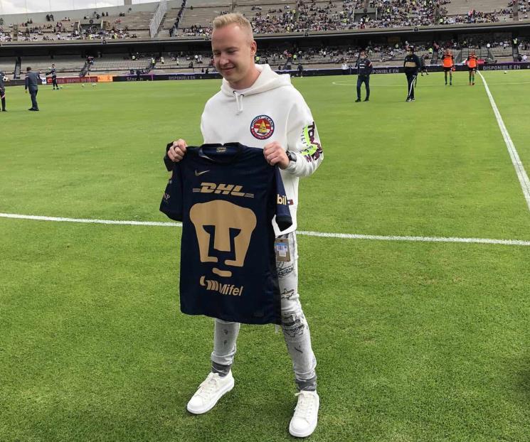 Posa Nikita Mazepin con jersey de Pumas