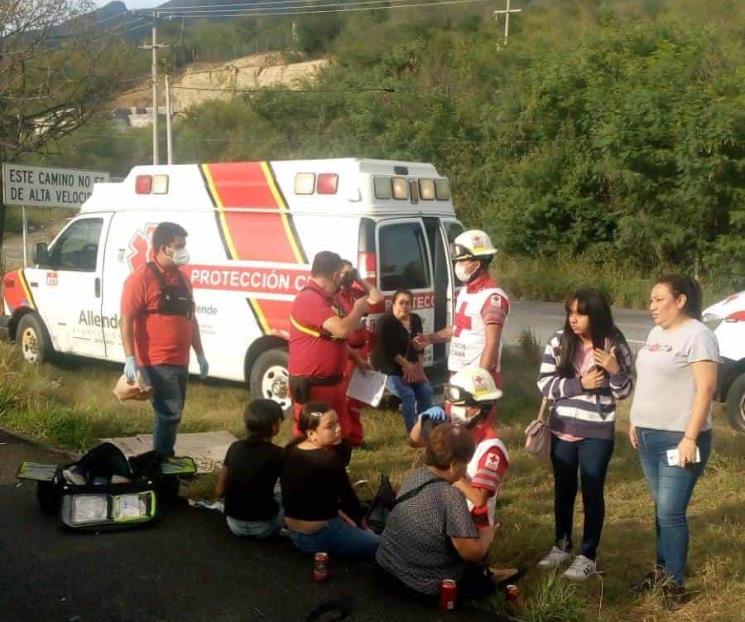 Deja volcadura lesionada a familia