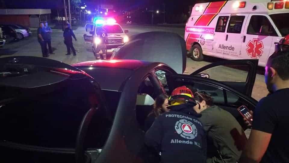 Vuelca mujer su auto en Allende