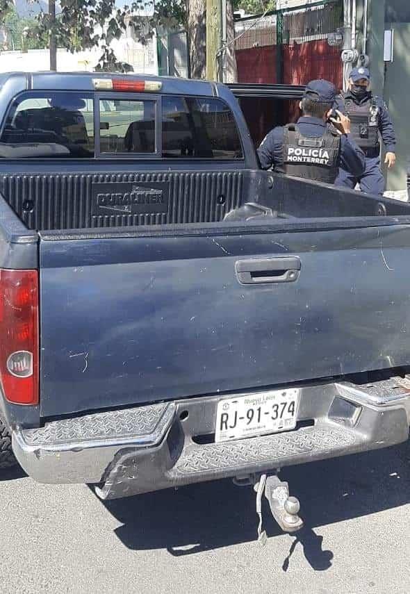 Pasea en camioneta con placas colgadas