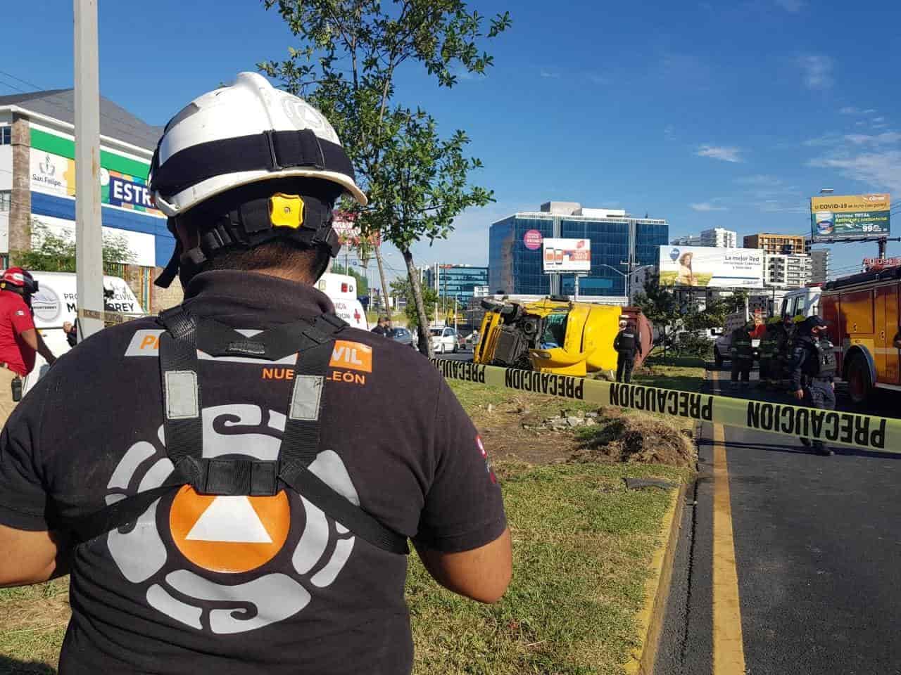Un menor de edad fallecido y tres lesionados dejó ayer la volcadura de un tráiler