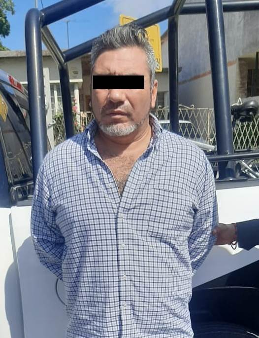 Circulaba a exceso de velocidad en una camioneta, y portaba placas “colgadas”