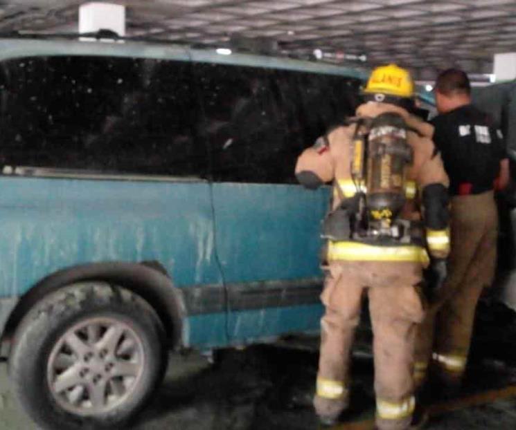 Arde camioneta en San Pedro