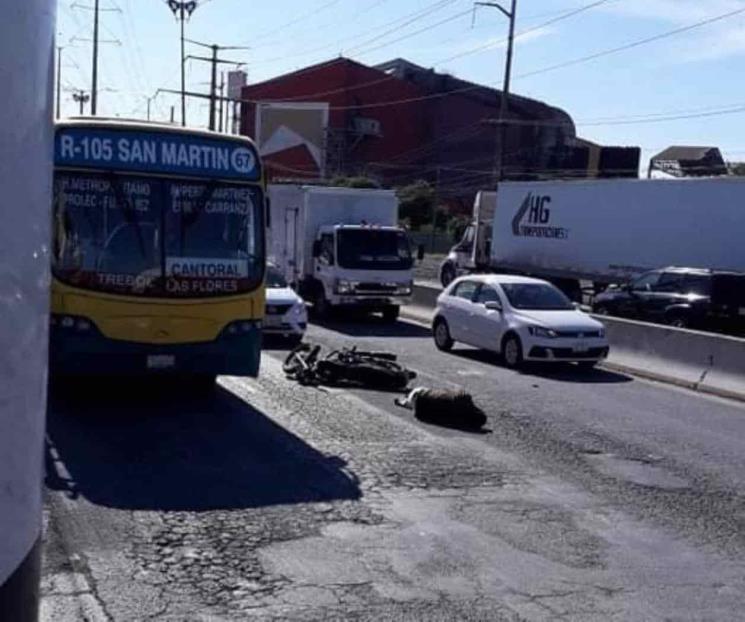 Queda motociclista grave en choque