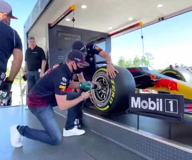 La hacen Checo y Max de mecanicos en Red Bull