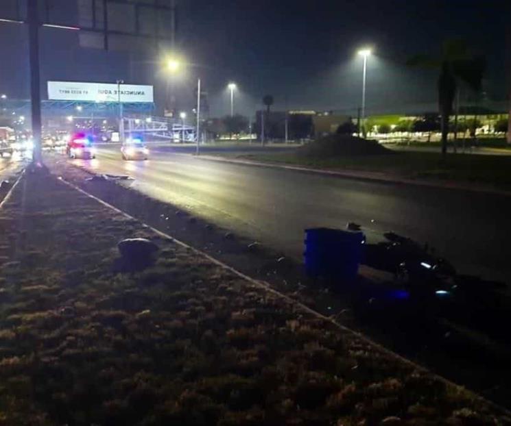 Muere motociclista al chocar contra poste