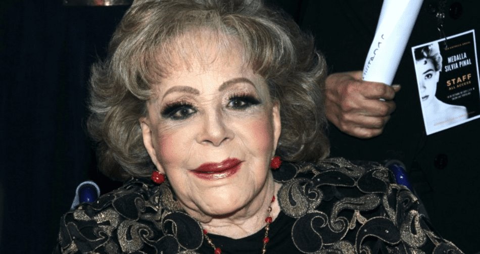 Silvia Pinal reaparece rejuvenecida