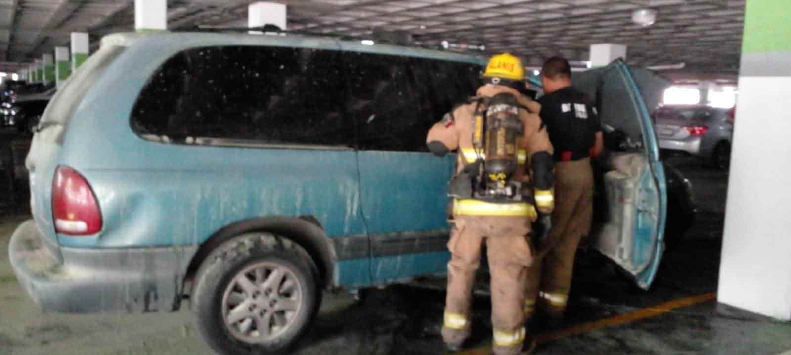 Se registró el incendio de una camioneta en las instalaciones de la Plaza Tanaráh