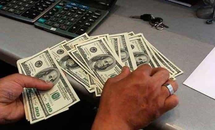 Dólar cae por segundo día y cierra en 20.72 pesos