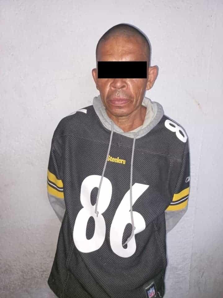 Ataca a policías con machete