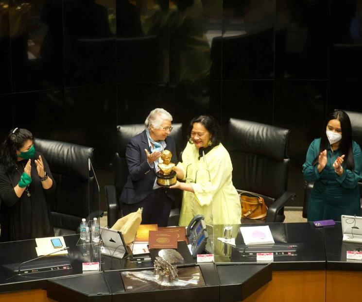 Entrega reconocimiento Carrillo Puerto en el Senado