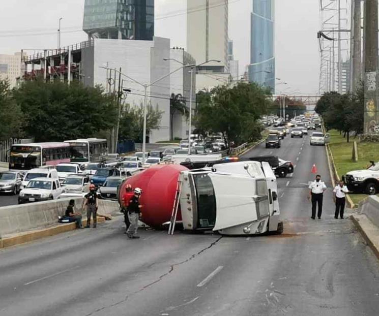 Deja choque-volcadura tres lesionados