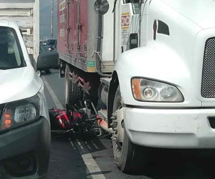 Intenta pasar entre dos vehículos