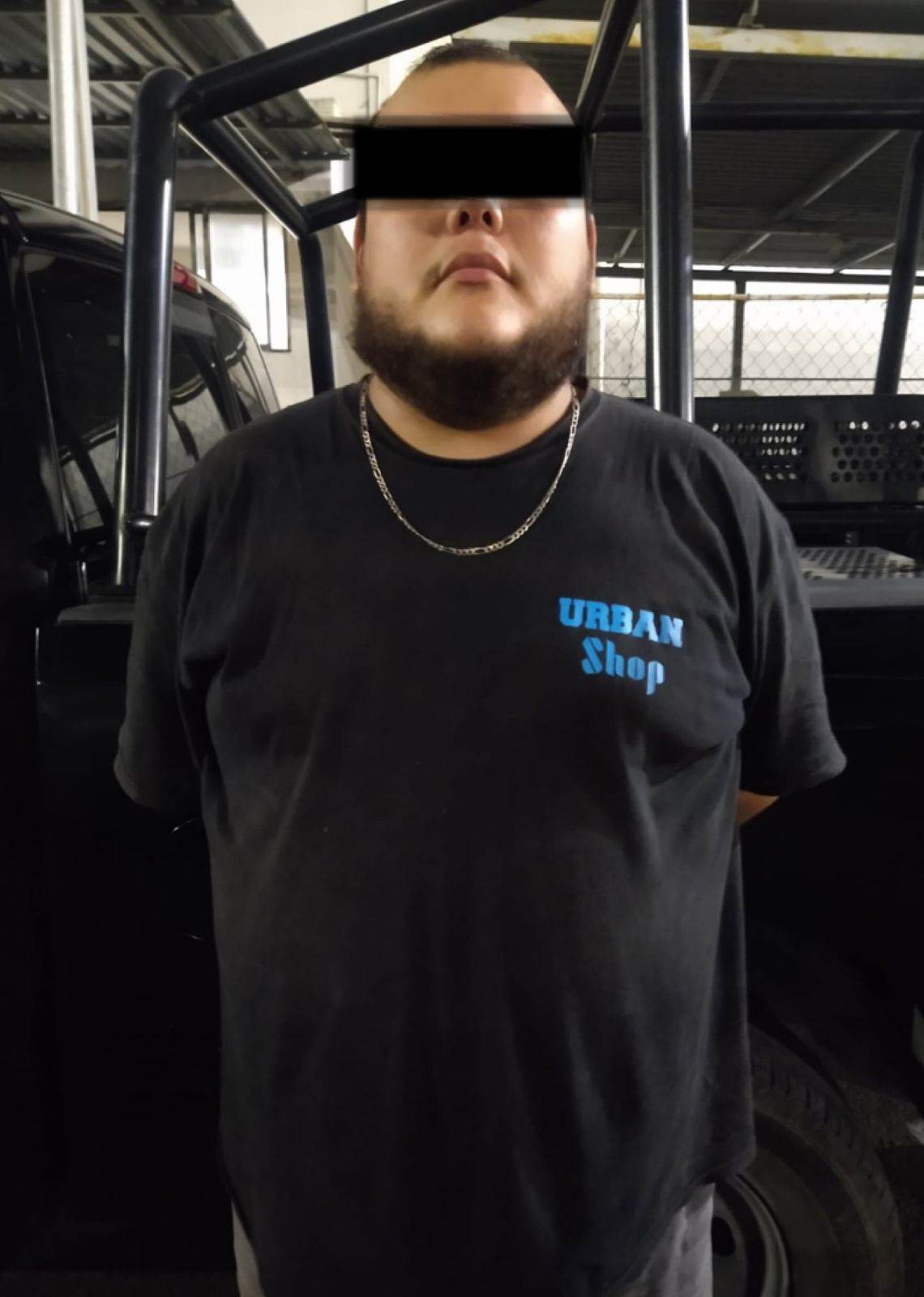 Tras una persecución por varias calles y avenidas, dos hombres que portaban un arma de fuego y droga, fueron arrestados