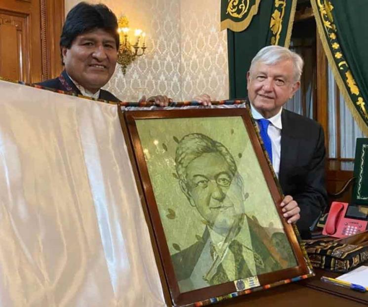 Evo regala a AMLO cuadro de rostro hecho con hojas de coca