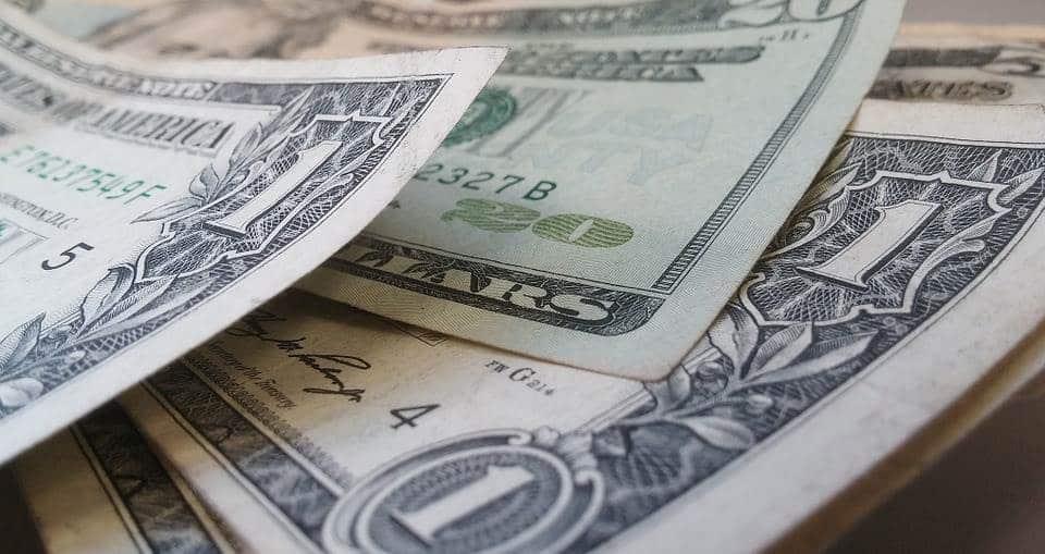 Precio del dólar cae a 20.64 pesos