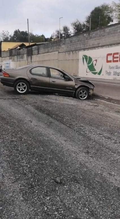 Cae a zanja con su auto