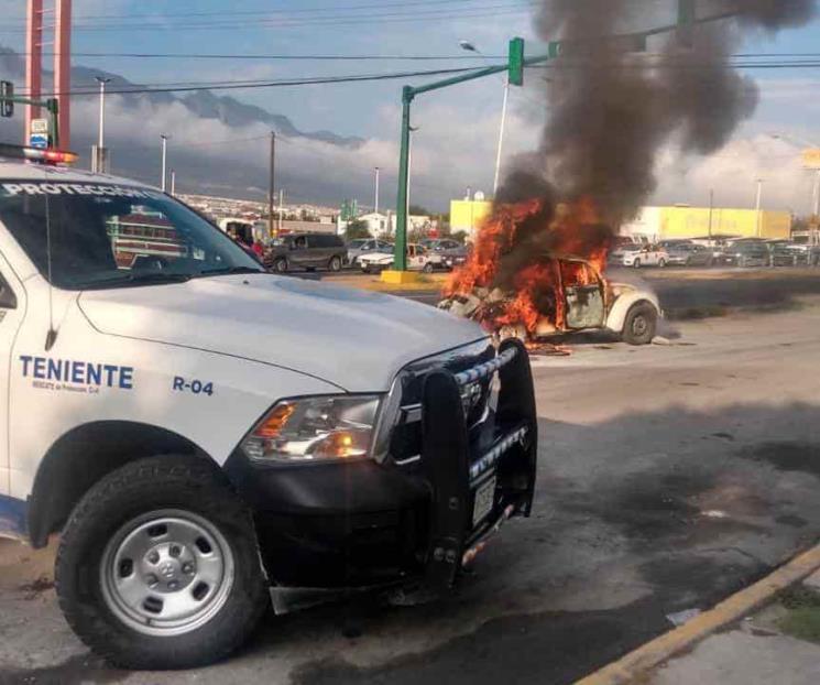 Se incendio vocho en Santa Catarina