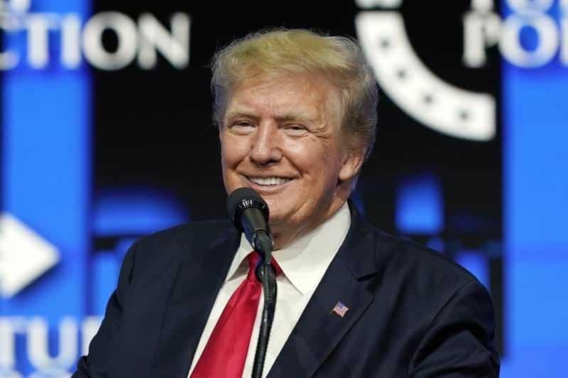 Acciones de red social de Trump se venden como pan caliente