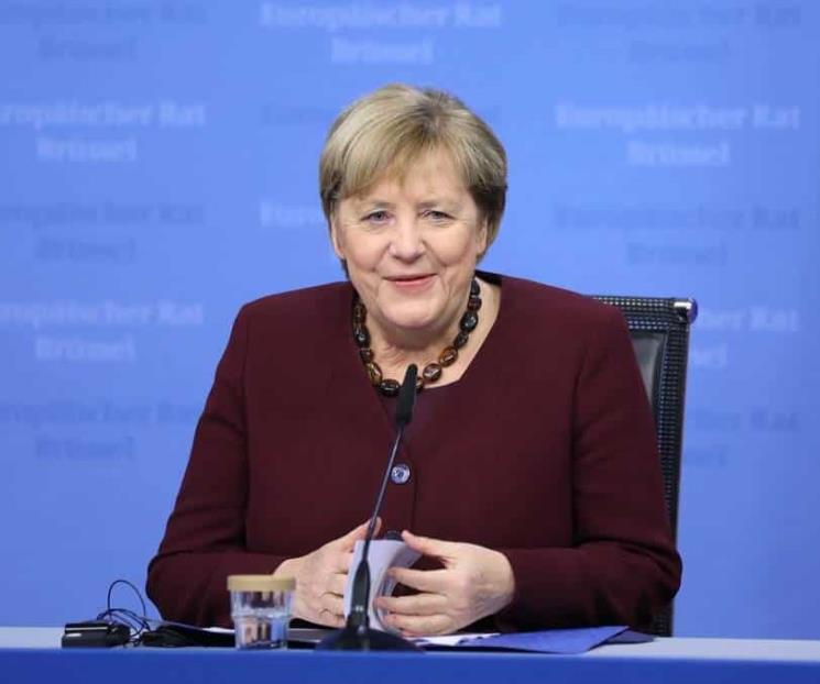 Ovacionan líderes europeos de pie a Angela Merkel