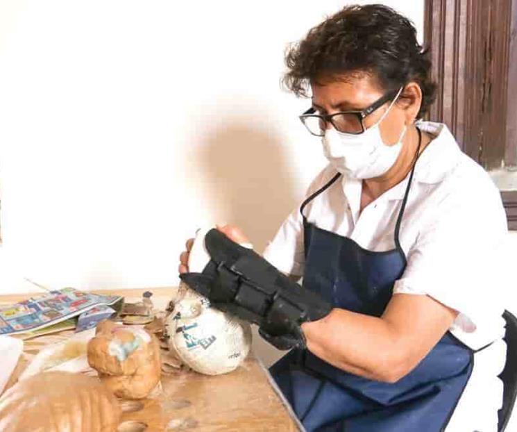 Aprenden artesanos la cartonería