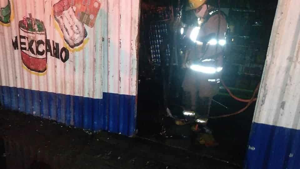 Acaba incendio con depósito