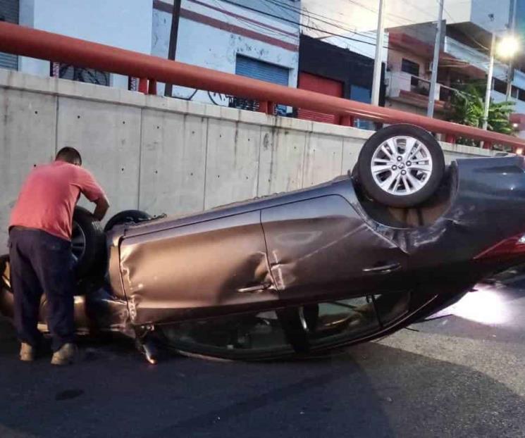 Médico vuelca su auto en Morones Prieto Médico vuelca su auto en Morones Prieto