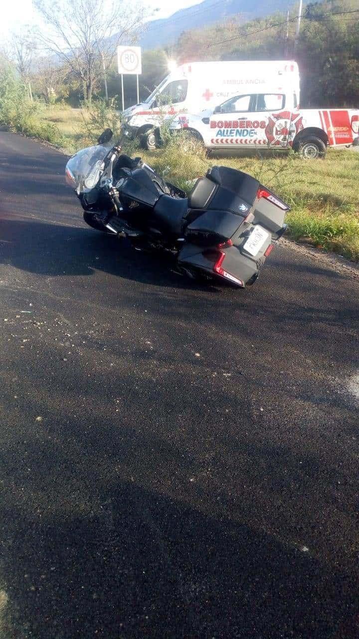 Impacta a motociclista y lo lesiona