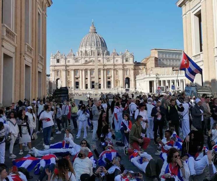 Protestan cubanos en El Vaticano
