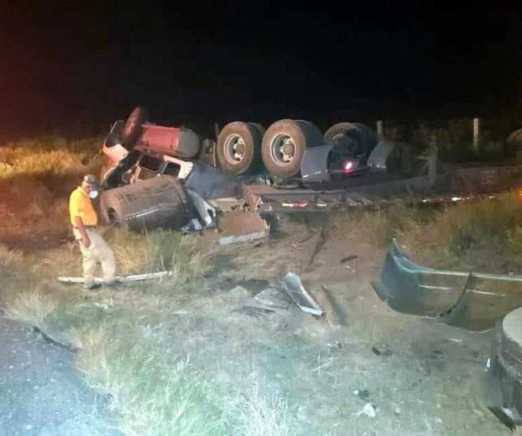Muere trailero en volcadura