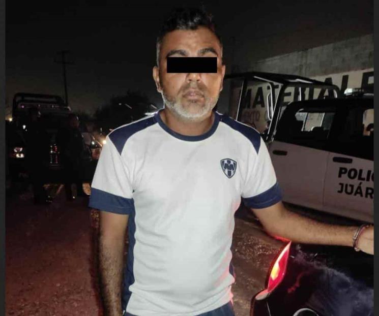 Cae con dos armas de fuego