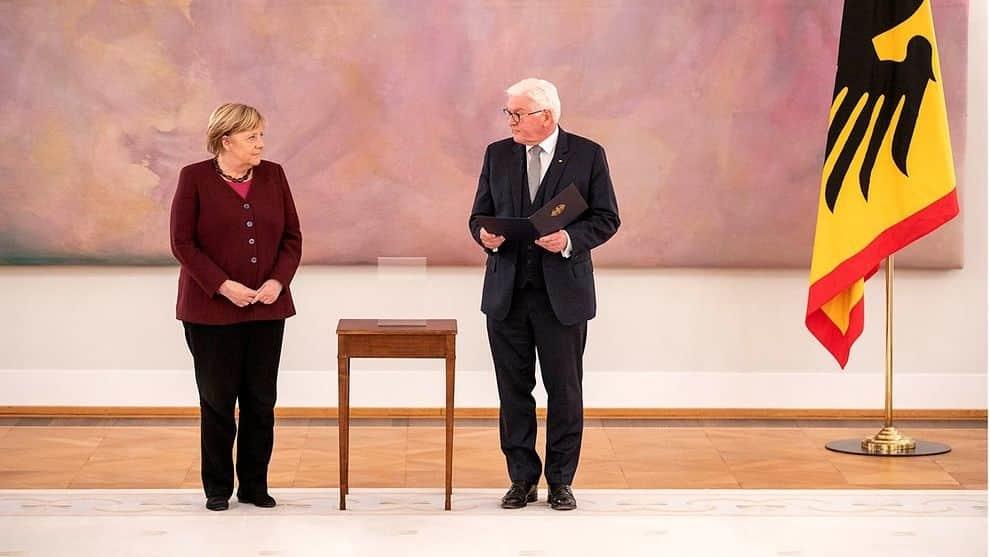 Relevan oficialmente a Merkel de sus funciones