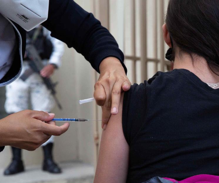 Van a módulos de vacunación menores sin enfermedades