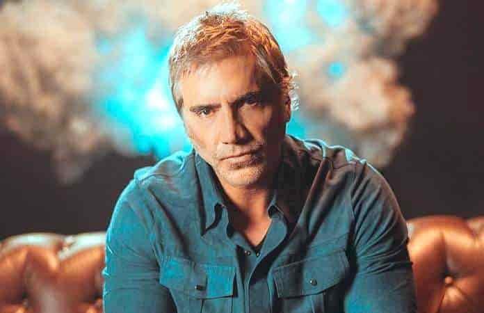 Dona Alejandro Fernández 100 mil dólares para migrantes