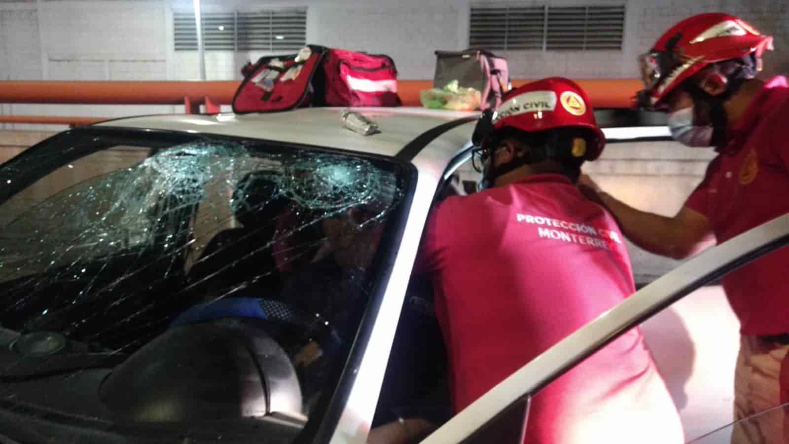 El conductor de un vehículo quedó atrapado en su unidad ayer luego estrellar su auto