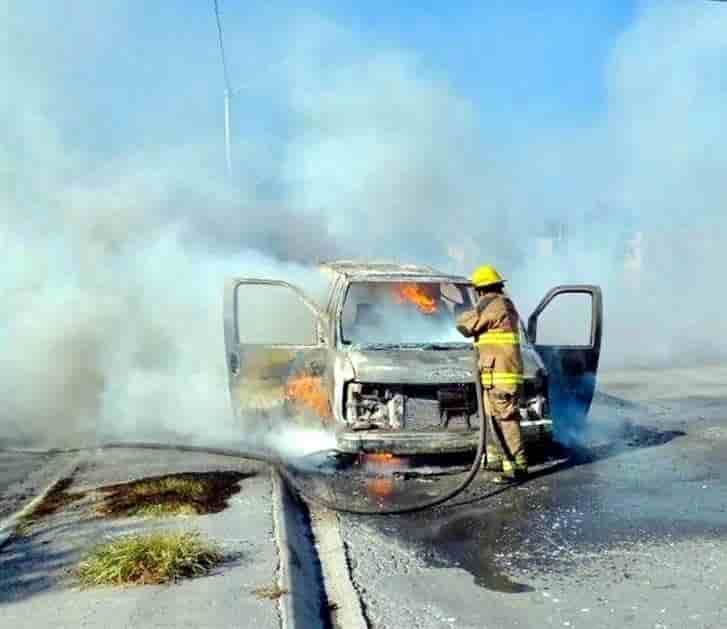 Reportaron el incendio de una camioneta en calles de la colonia Cosmopolis