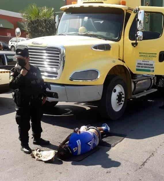 Atropella tráiler a comerciante