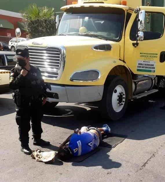 El vendedor de aguas frescas estuvo a punto de morir aplastado por un tráiler
