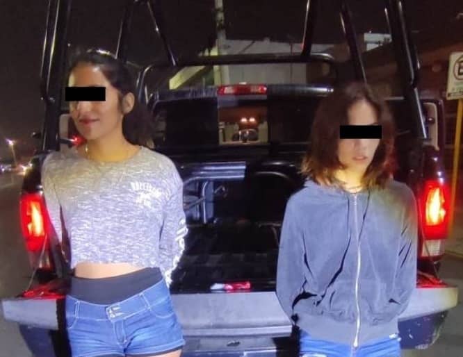 Peleaban en la vía pública, y fueron detenidas al ser reconocidas de haber asaltado con violencia en una tienda de conveniencia