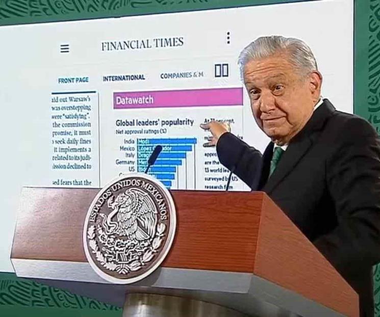 AMLO presume medalla de plata que le dio Financial Times