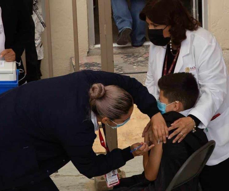 Ordena jueza incluir a menores en plan de vacunación